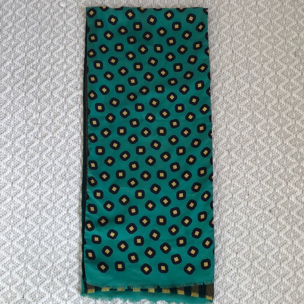 Longchamp Wool and Silk Green Scarf Made in Italy - Picture 4 of 6